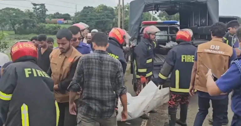 সড়ক দুর্ঘটনায় নিহত ব্যক্তির মরদেহ নিয়ে যাচ্ছে